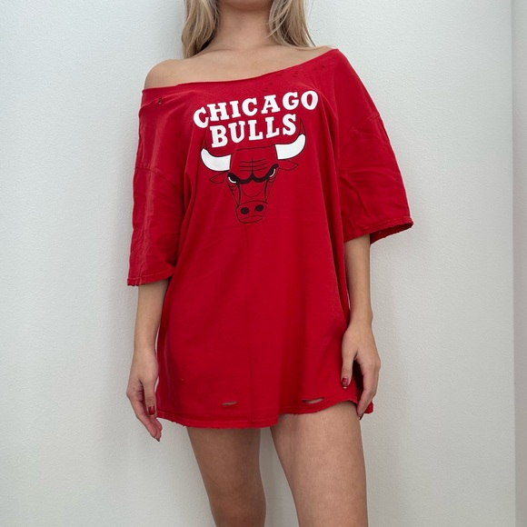 Chicago Bulls Destroyed off the shoulder Tee - Picture 1 of 9